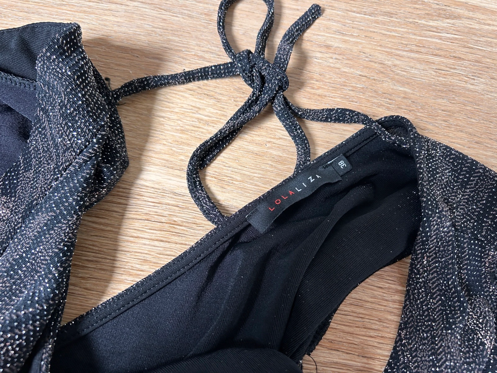 Jumpsuit preto festivo com decote em V e brilhos – photo 6